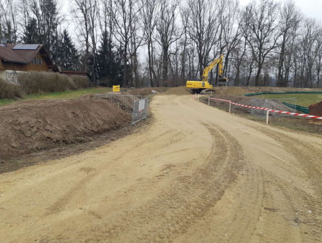 Bagger bei Wegearbeiten für die Zufahrten zu den Maststandorten inklusive ökologische Begleitmaßnahmen