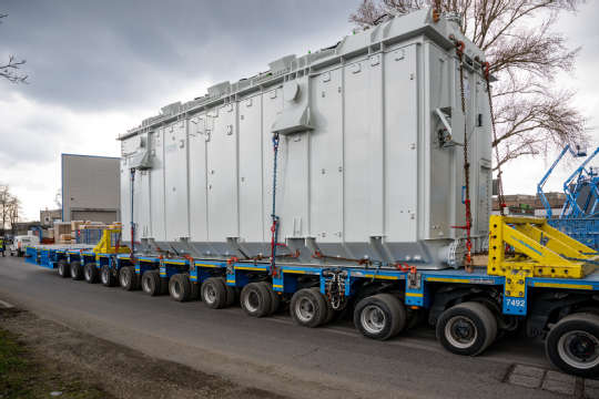 Ein Transformator auf einem Schwerlasstransporter.