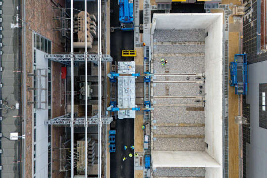 Luftbild des Transformators vor seinem Fundament.