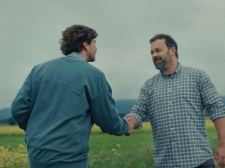 APG Grundstücksmanager und Grundstücksbesitzer begrüßen sich mit Handschlag auf einem Feld.