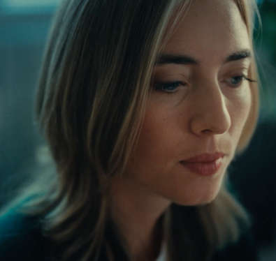 Nahaufnahme von nachdenklich schauender Frau in Meeting mit zweiter Person.