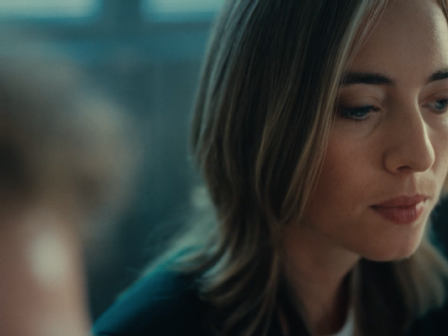 Nahaufnahme von nachdenklich schauender Frau in Meeting mit zweiter Person.