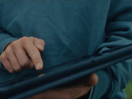 Close Up einer Hand am Ipad.