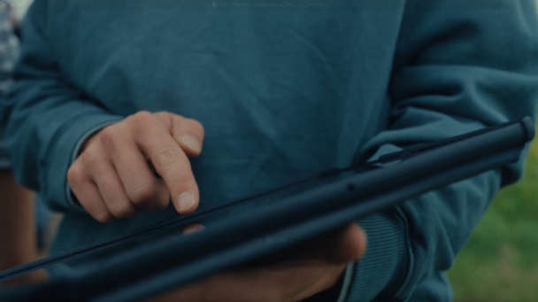 Close Up einer Hand am Ipad.