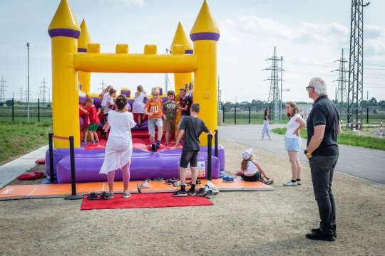 Hüpfburg mit Kindern beim Tag der offenen Türe im Umspannwerk Zaya.