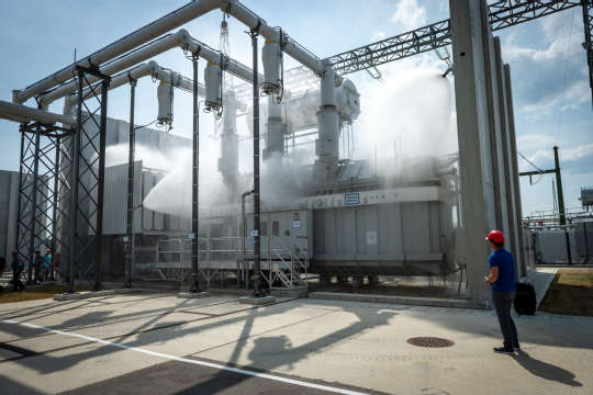 Mit Wasser besprühter Trafo bei Löschübung im Rahmen des Tags der offenen Türe im Umspannwerk Zaya.