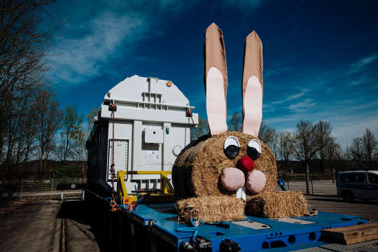 Ein Osterhase bei der Trafo-Anlieferung