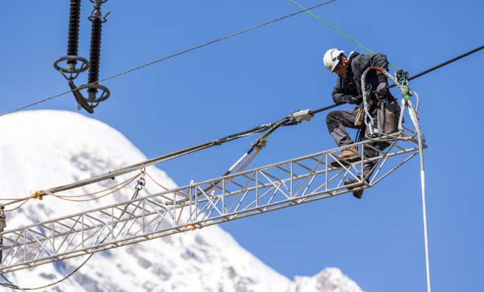 Employee working on the renewal of the 220 kV overhead line in the Enns Valley