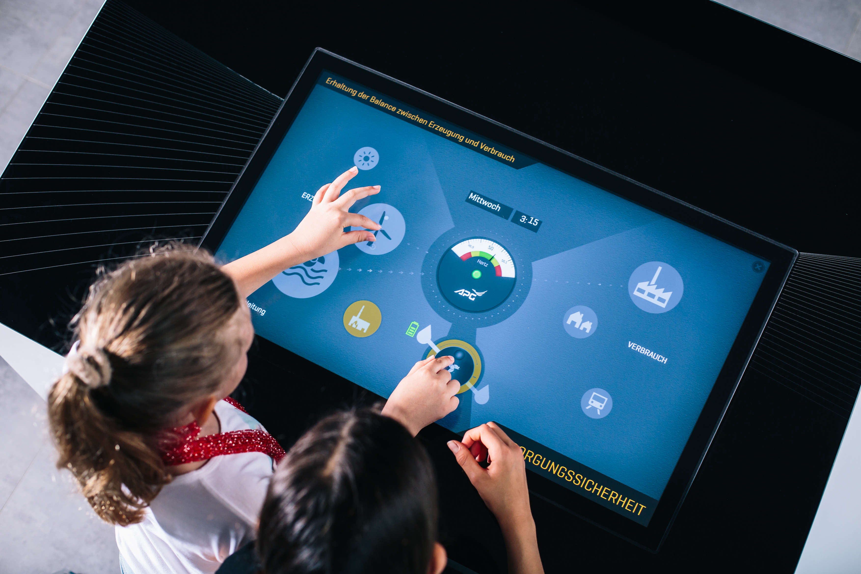 Kinder vor einem Info-Terminal