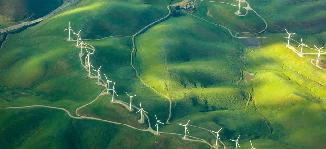Grüne Hügellandschaft mit Photovoltaik-Anlagen